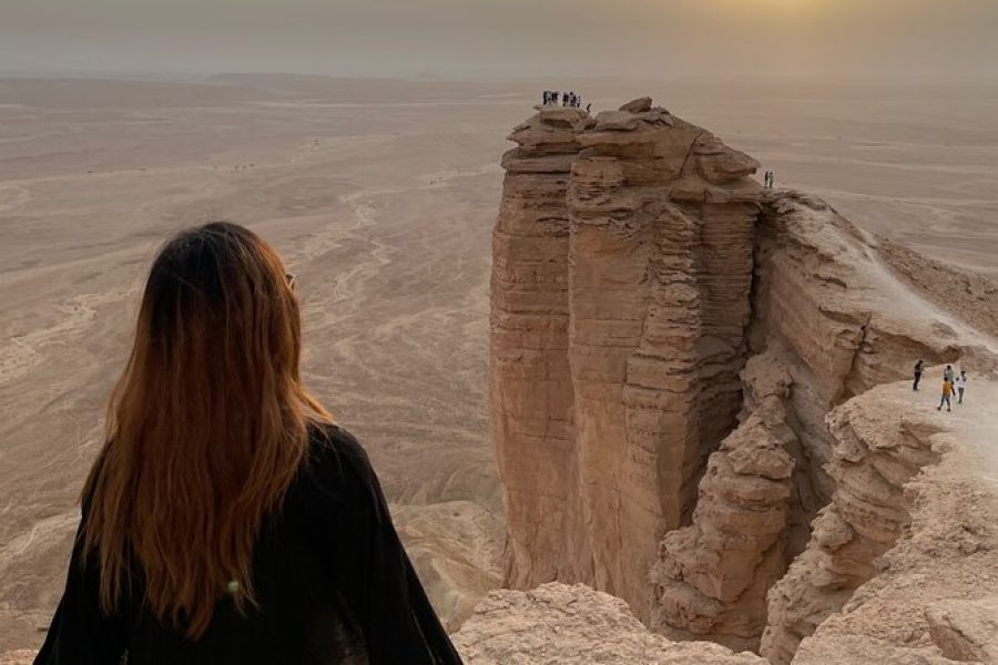 Edge Of The World Tour including Dinner and Hike from Riyadh